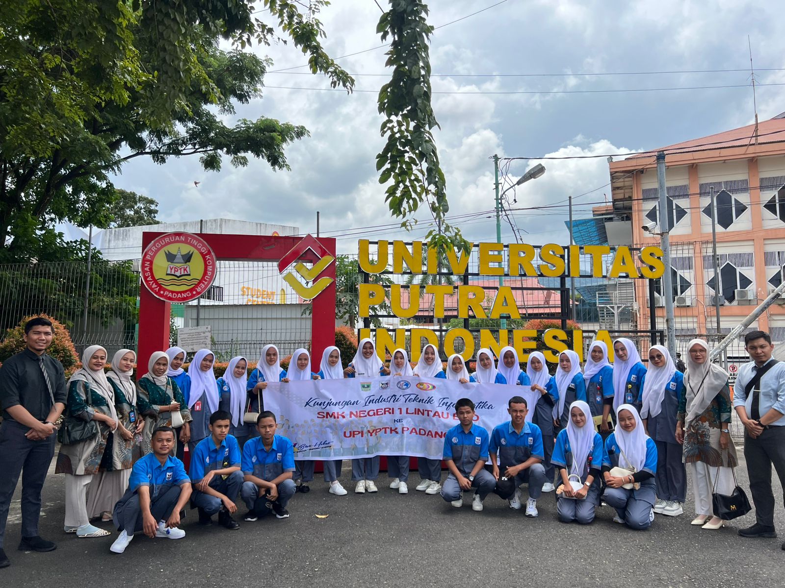 Kunjungan Industri Jurusan TKJ & RPL SMK Negeri 1 Lintau Buo